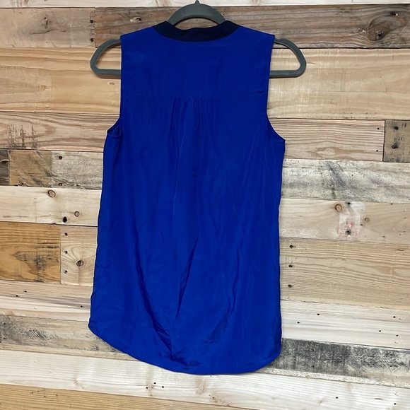 J.Crew Size 4 Blue with Navy Sleeveless Silk Button Down Blouse with pockets - Picture 8 of 8